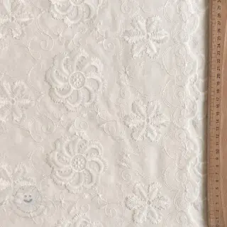 Baumwollstoff EMBROIDERY Catchy Flowy white